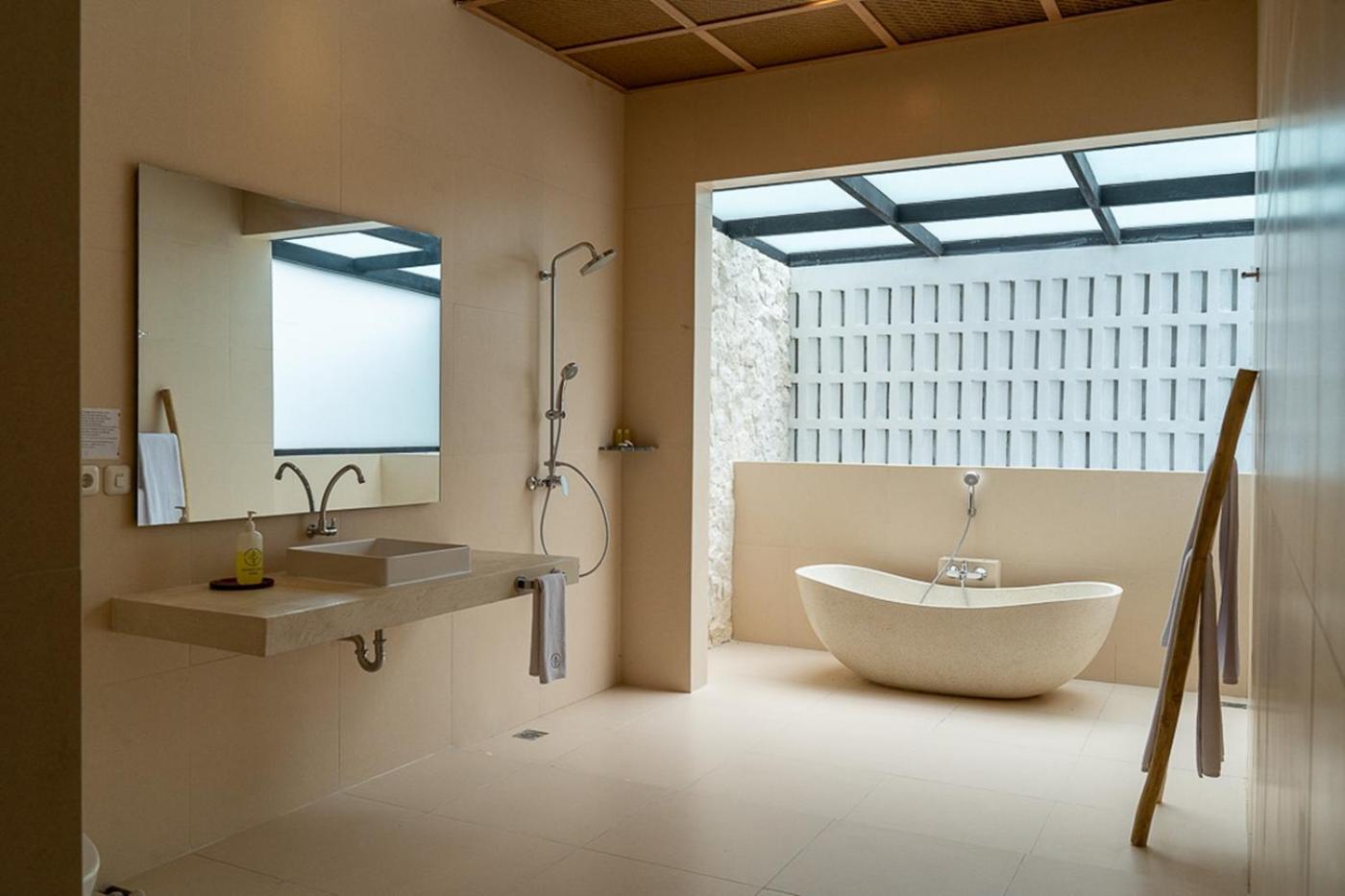 Sunrise View 9 Bedrooms With A Private Heated Swimming Pool *