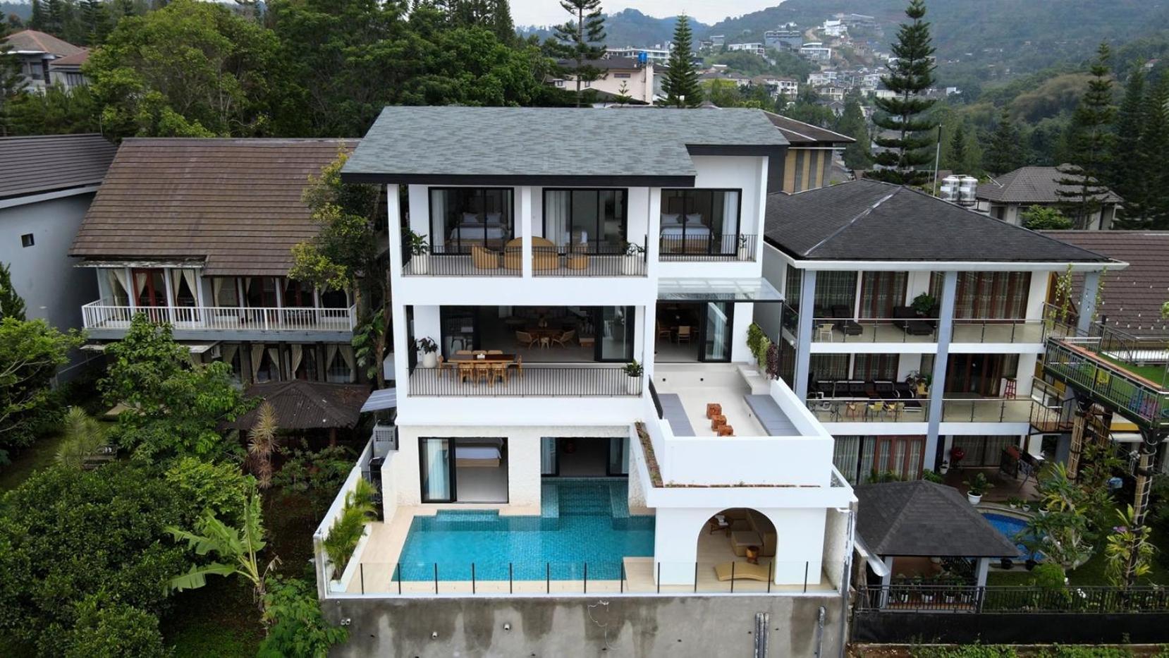 Sunrise View 9 Bedrooms With A Private Heated Swimming Pool